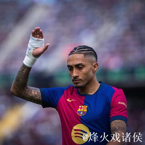 拉菲尼亚巴萨生涯禁区外打入10球，与亚马尔并列同期队内最多